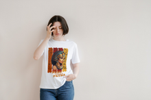 Laden Sie das Bild in den Galerie-Viewer, KLEO trägt PATRA - Basic Shirt Unisex
