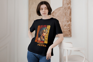 KLEO trägt PATRA - Basic Shirt Unisex